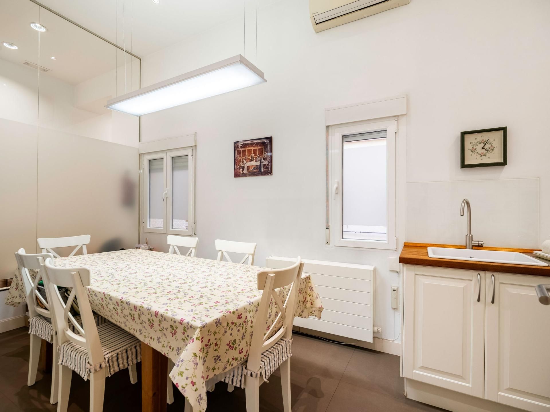 Dining room of Flat for sale in  Madrid Capital  with Air Conditioner, Heating and Storage room