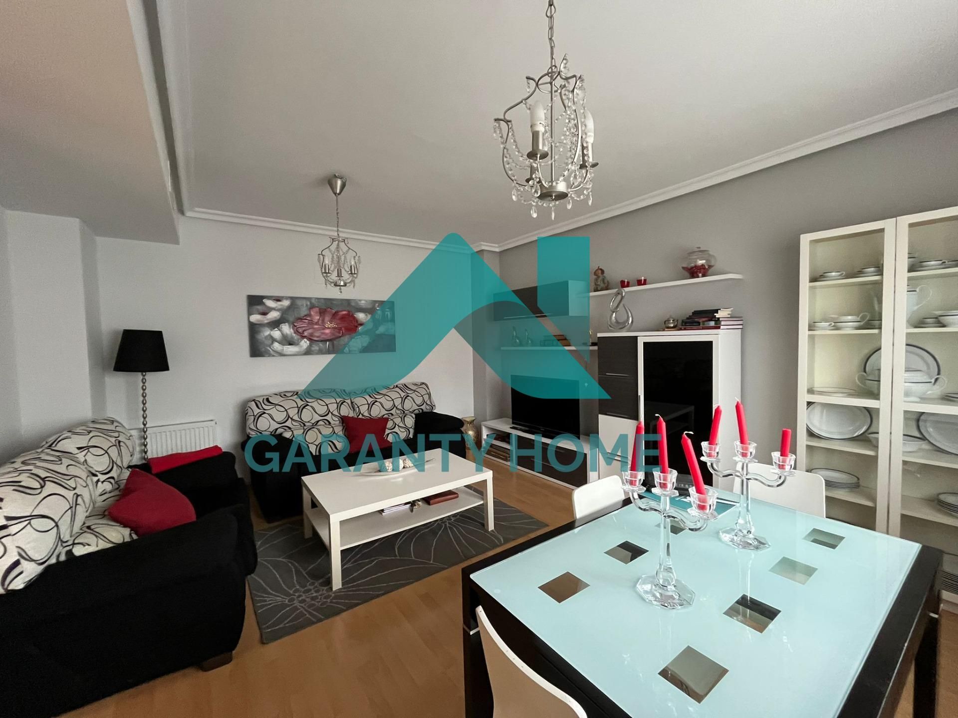 Sala de estar de Casa adosada de alquiler en Cáceres Capital con Aire acondicionado, Calefacción y Jardín privado