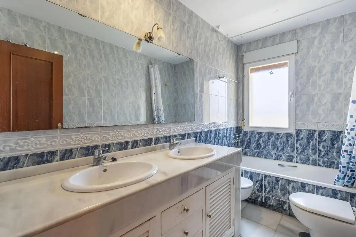 Bathroom of Flat for rent in Granada  with Air Conditioner and Heating
