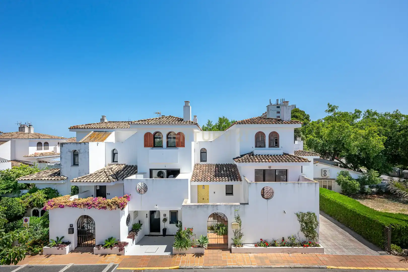 Vista exterior de Casa adosada en venda en Estepona amb Jardí privat, Forn i Rentadora