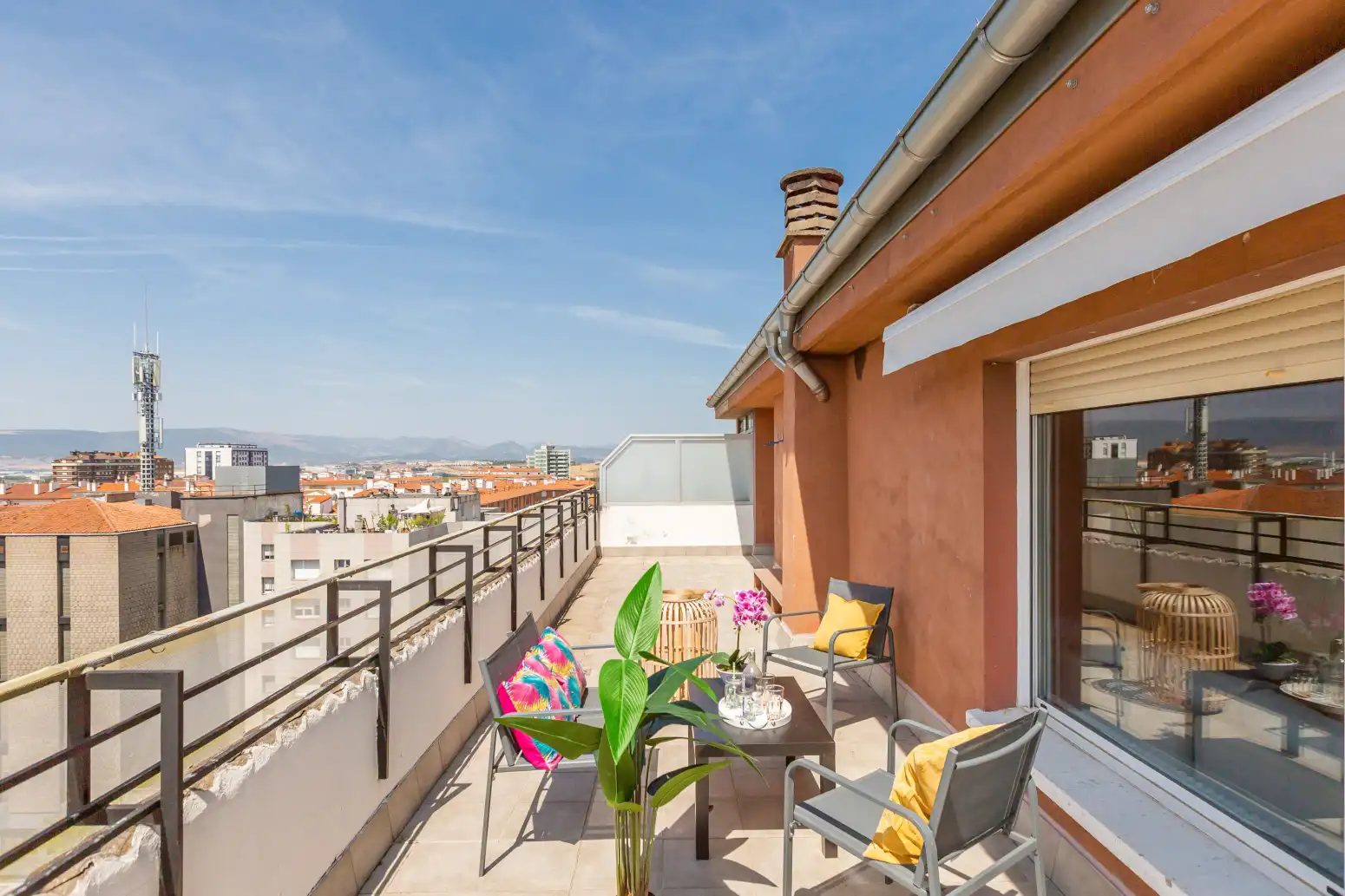 Terrasse von Dachboden zur Miete in  Pamplona / Iruña mit Möbliert