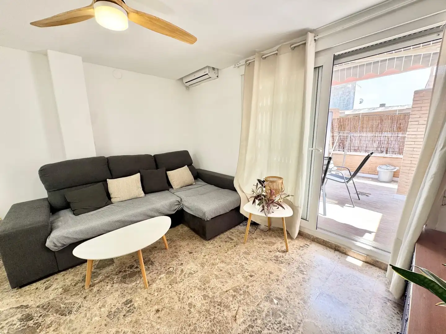 Sala de estar de Ático de alquiler en Torrevieja con Aire acondicionado, Terraza y Amueblado