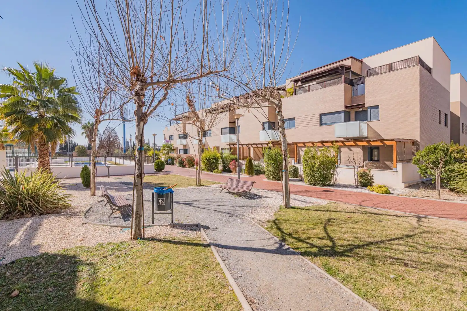 Vista exterior de Pis en venda en Albolote amb Jardí privat, Terrassa i Moblat