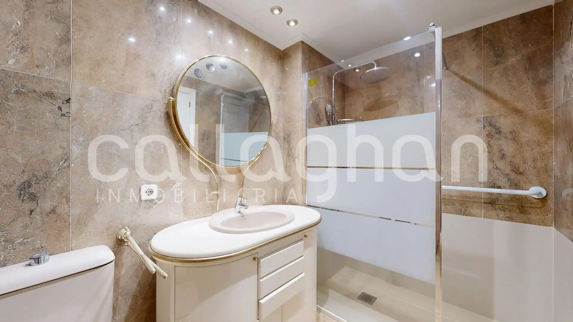 Baño de Piso en venta en Valencia con Calefacción, Terraza y Balcón