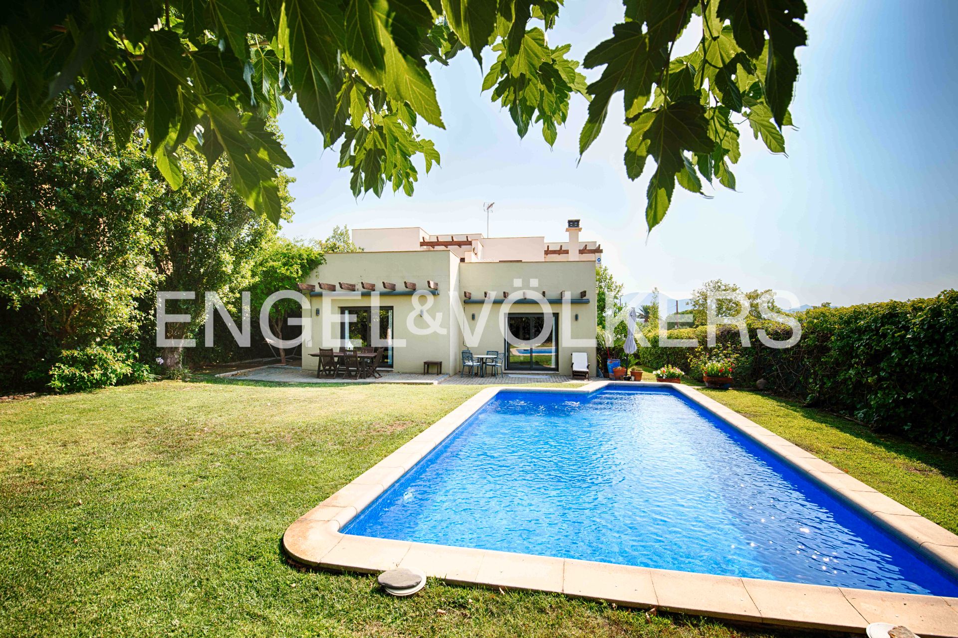 Vista exterior de Casa o xalet en venda en Pedret i Marzà amb Jardí privat, Terrassa i Piscina