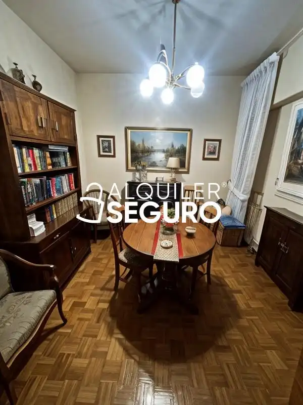 Comedor de Piso de alquiler en Madrid con Calefacción y Amueblado