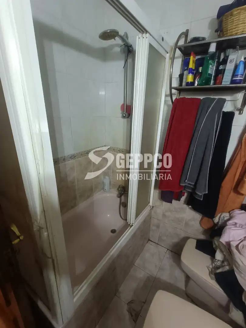 Pis en venda a Apóstol Santiago