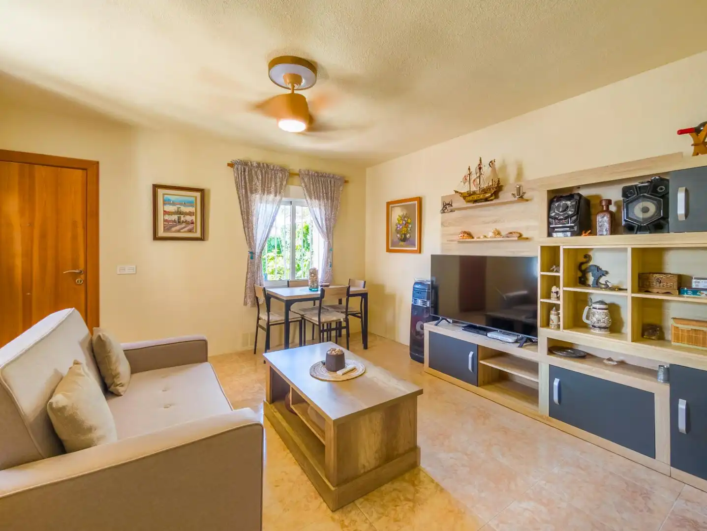 Sala de estar de Casa o chalet en venta en Torrevieja con Aire acondicionado, Jardín privado y Amueblado