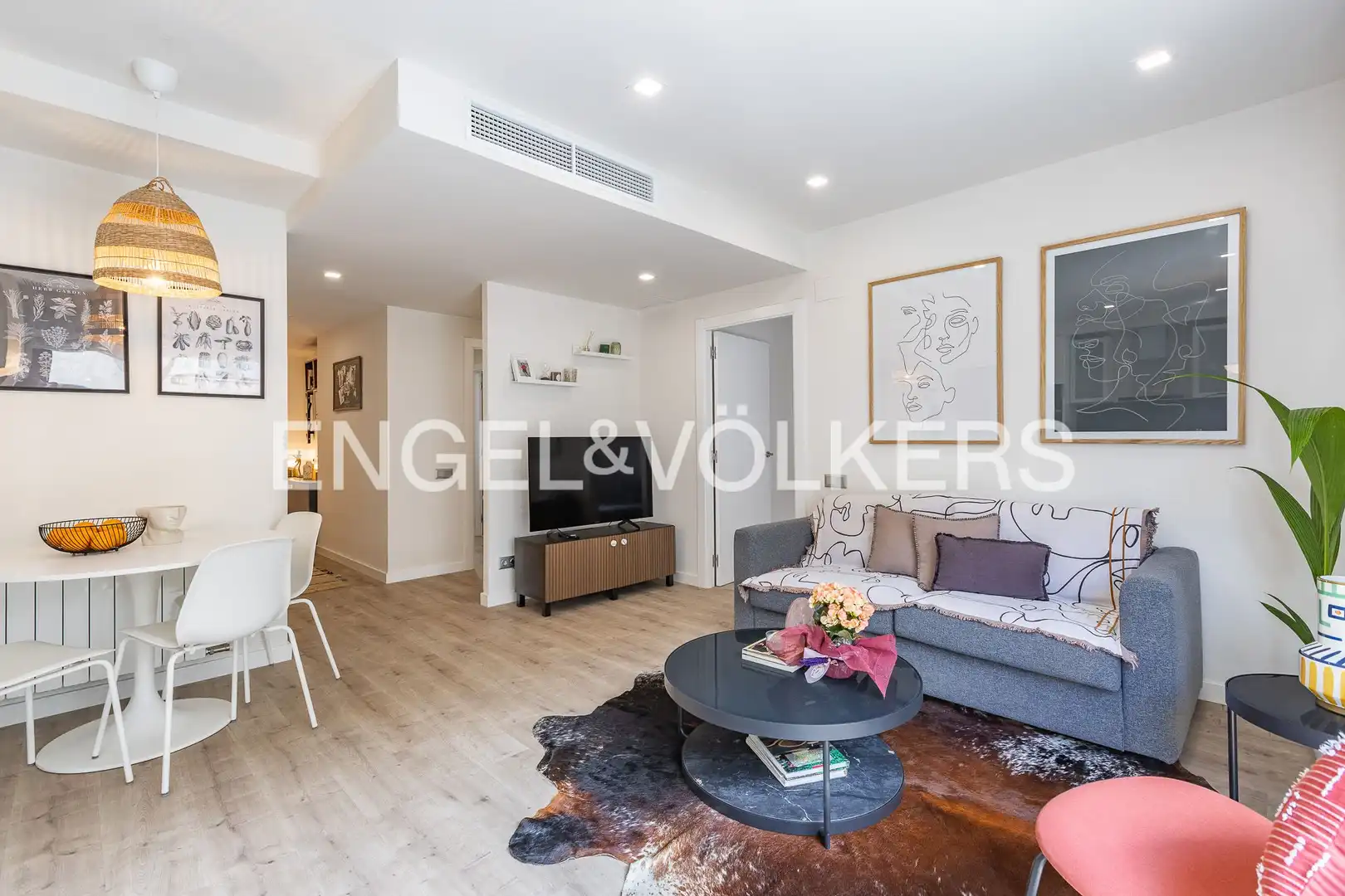 Living room of Flat for sale in Sant Cugat del Vallès  with Air Conditioner, Heating and Parquet flooring