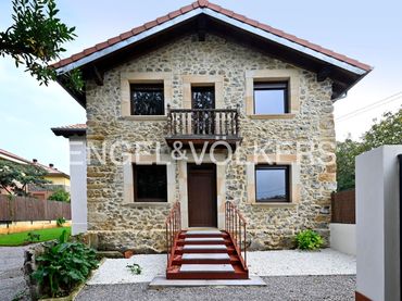 House with balcony for sale in Barrio Caborredondo