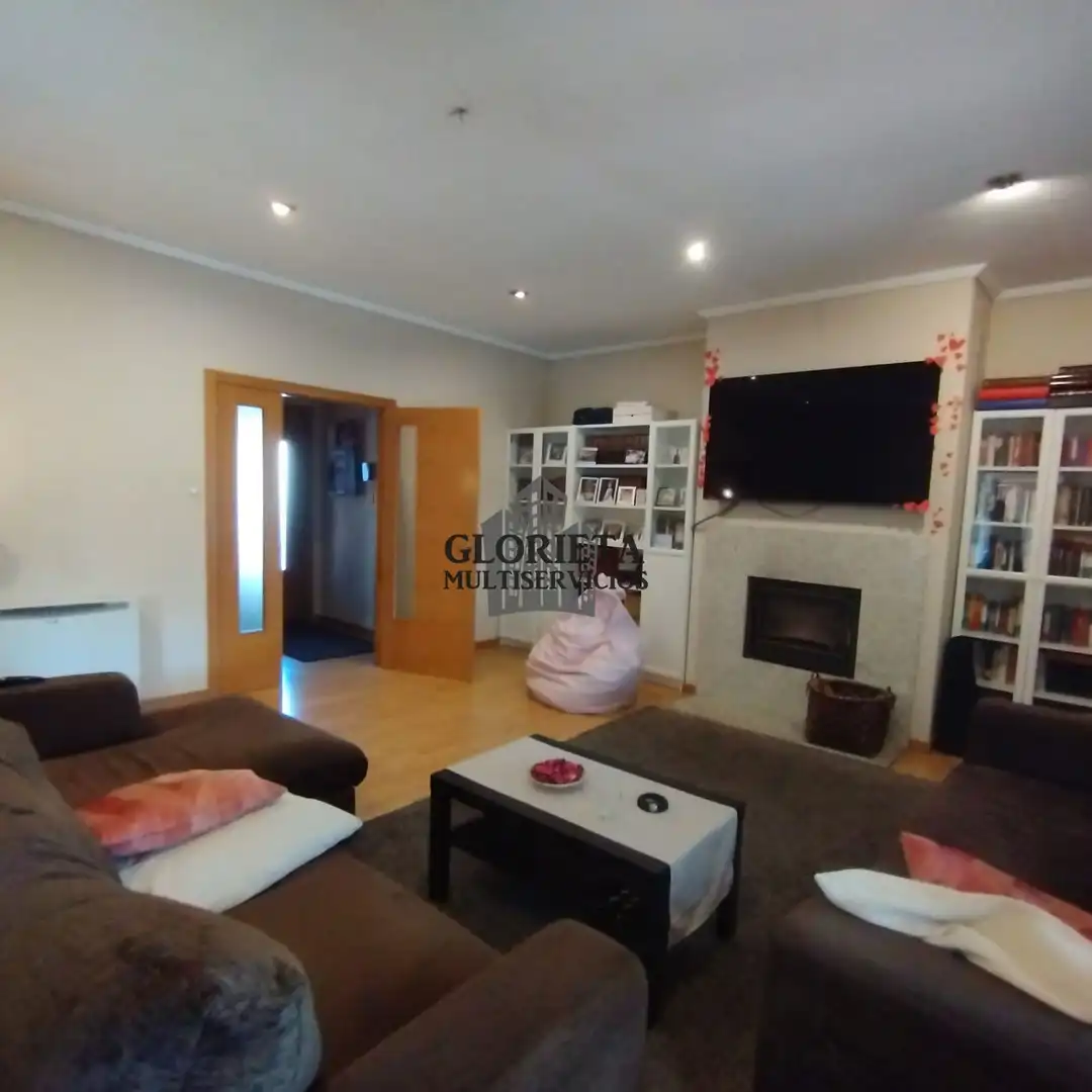 Sala d'estar de Casa o xalet en venda en Vigo  amb Calefacció, Terrassa i Traster