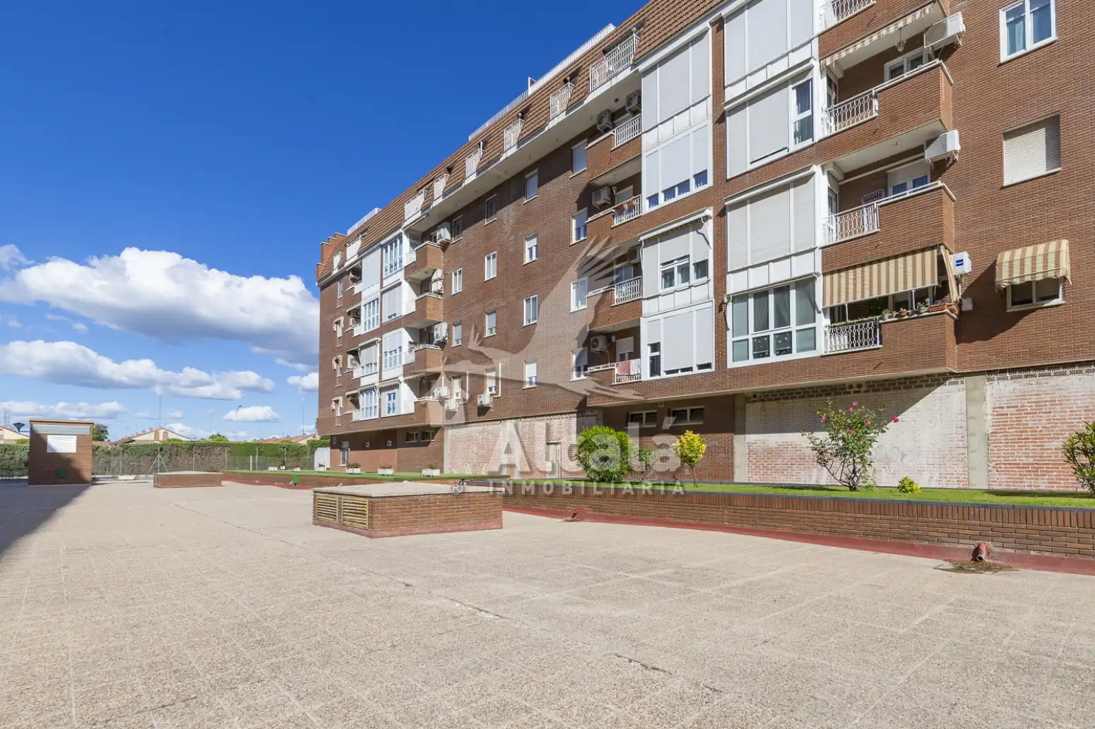 Exterior view of Flat for sale in Alcalá de Henares  with Air Conditioner, Heating and Private garden