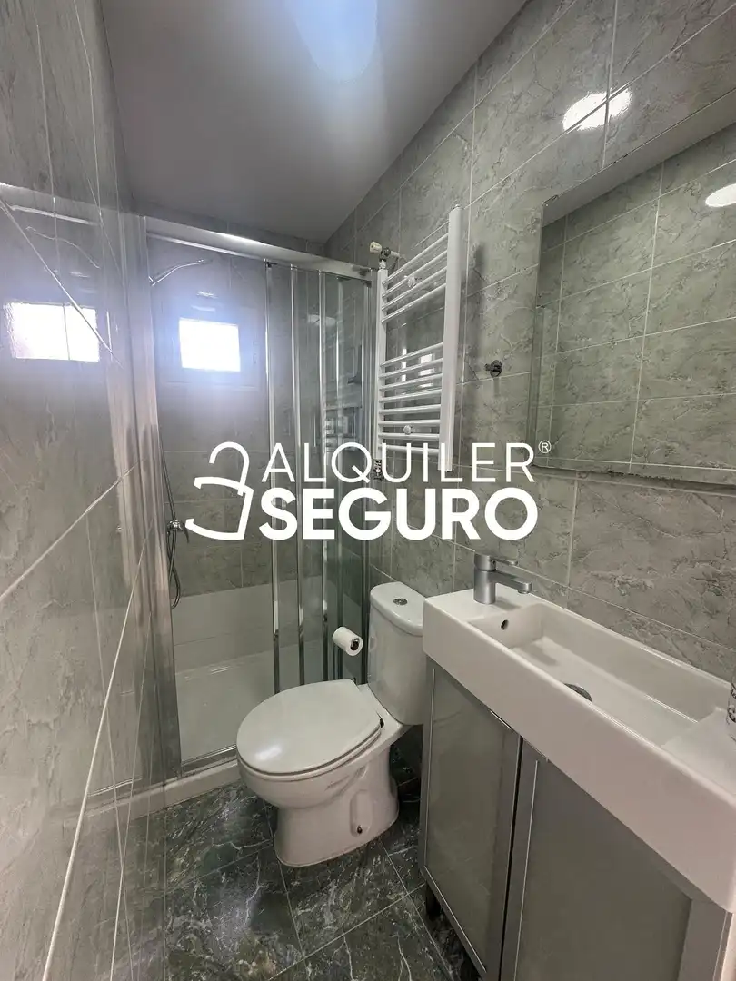 Bathroom of Flat for rent in Madrid  with Air Conditioner, Heating and Furnished