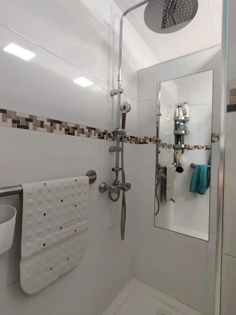 Badezimmer von Wohnung zum Verkauf in Torremolinos mit Klimaanlage, Privatgarten und Terrasse