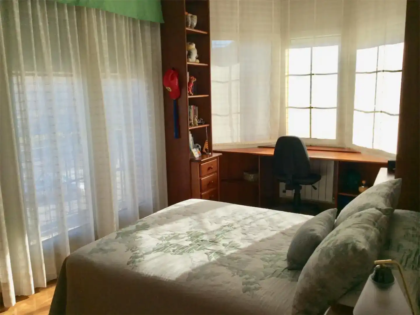 Dormitori de Casa adosada en venda en Huesca amb Jardí privat, Parquet i Moblat