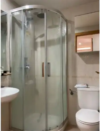 Badezimmer von Einfamilien-Reihenhaus zum Verkauf in Los Santos de la Humosa mit Heizung, Privatgarten und Balkon