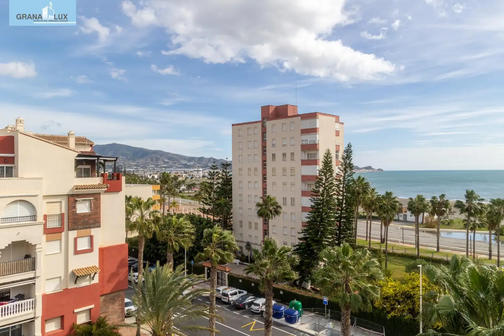 Vista exterior de Àtic en venda en Motril amb Jardí privat, Terrassa i Piscina comunitària