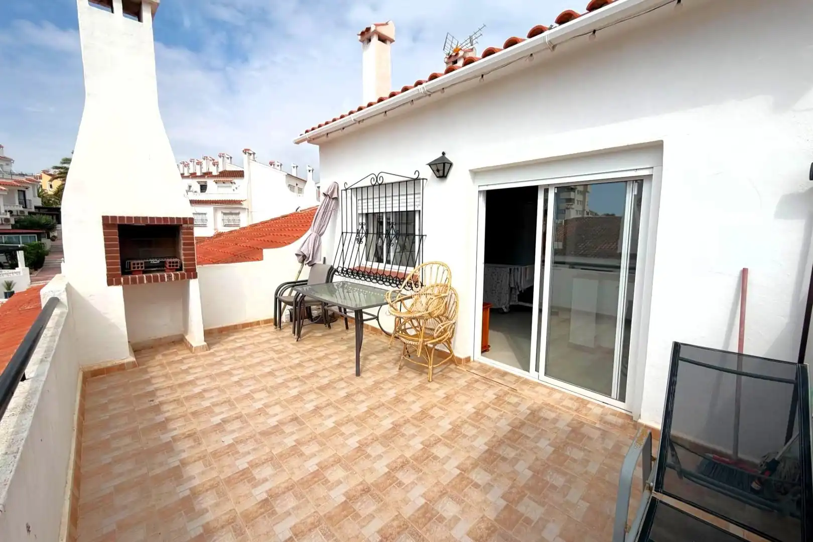 Terrasse von Einfamilien-Reihenhaus zum Verkauf in Torrevieja mit Klimaanlage, Heizung und Terrasse