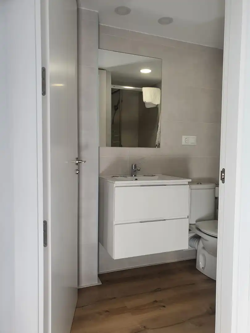 Baño de Ático de alquiler en Roquetas de Mar con Aire acondicionado, Calefacción y Parquet