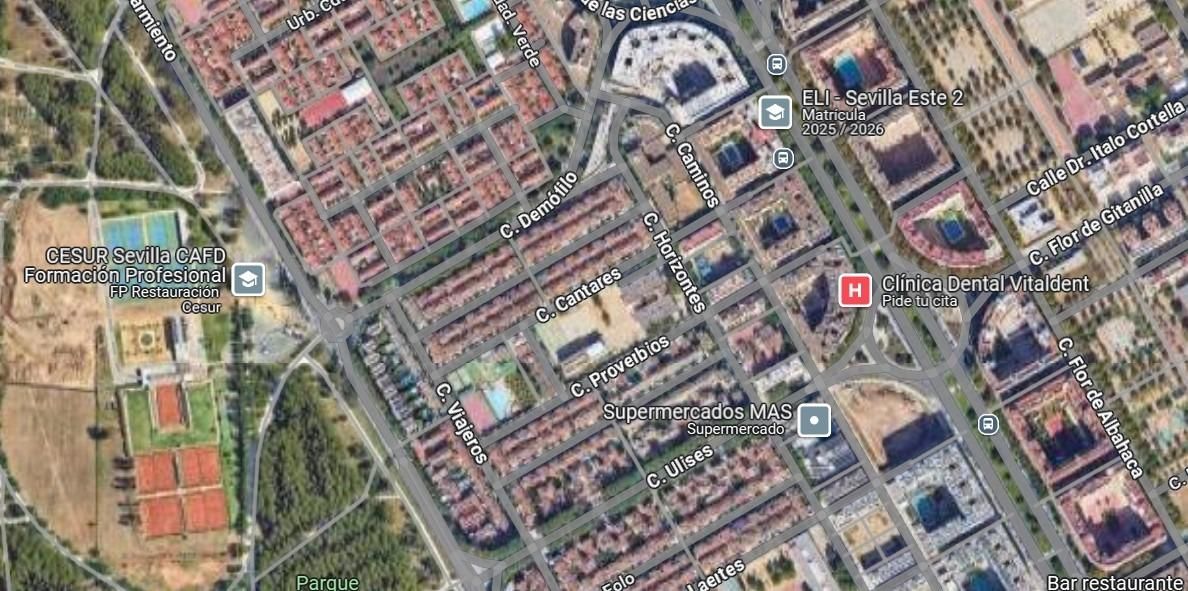Vista exterior de Casa adosada en venda en  Sevilla Capital amb Jardí privat