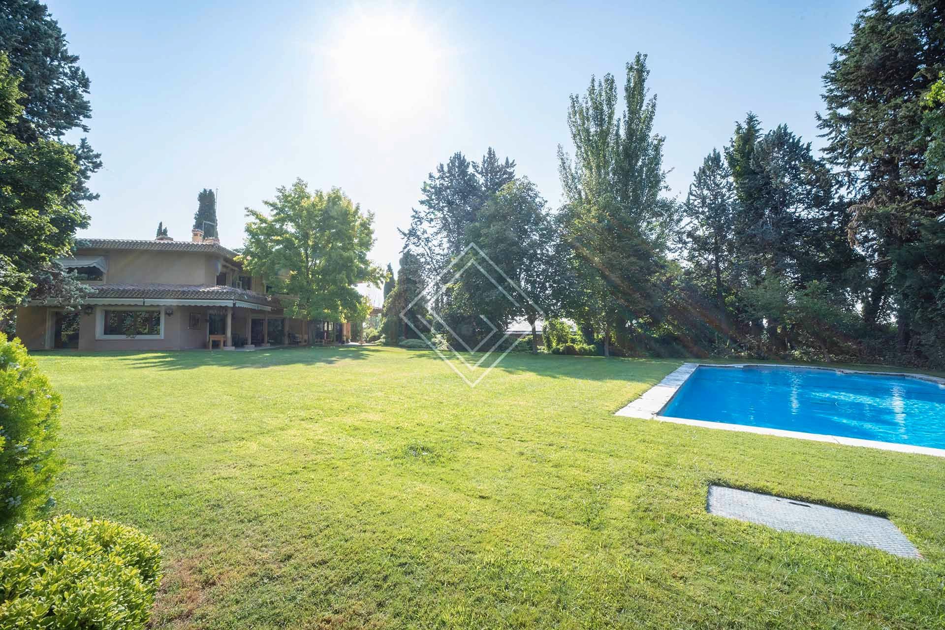 Jardí de Casa o xalet en venda en  Madrid Capital amb Jardí privat, Terrassa i Traster