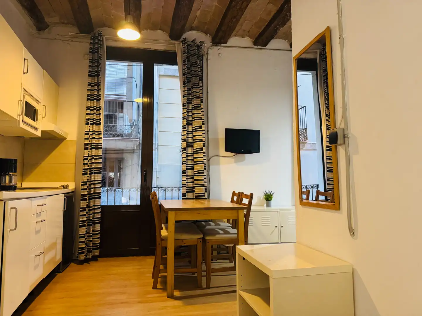 Menjador de Estudi de lloguer en Barcelona amb Aire condicionat, Parquet i Moblat