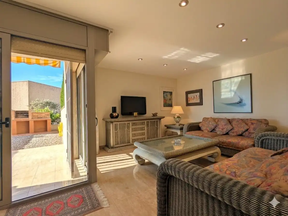 Sala de estar de Planta baja en venta en Castell d'Aro, Platja d'Aro i s'Agaró con Aire acondicionado, Calefacción y Jardín privado