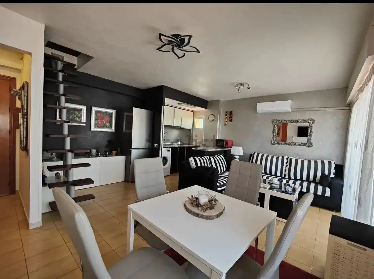 Sala d'estar de Pis en venda en Torrevieja amb Aire condicionat, Terrassa i Moblat