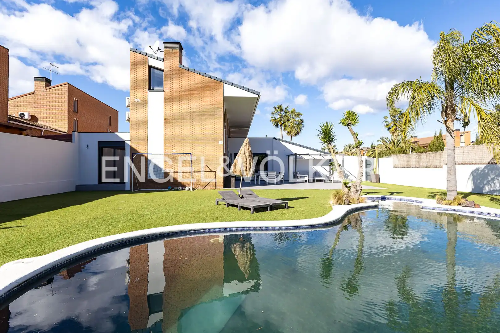 Vista exterior de Casa adosada en venda en Els Pallaresos amb Calefacció, Jardí privat i Terrassa
