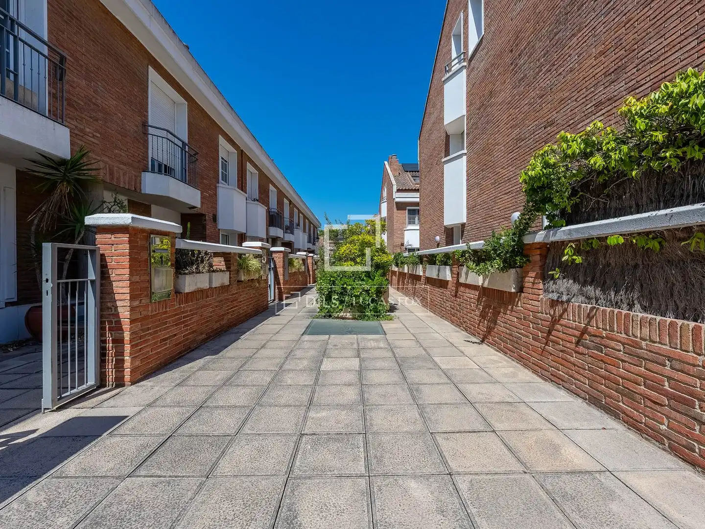 Vista exterior de Casa o xalet en venda en Esplugues de Llobregat amb Aire condicionat, Calefacció i Terrassa
