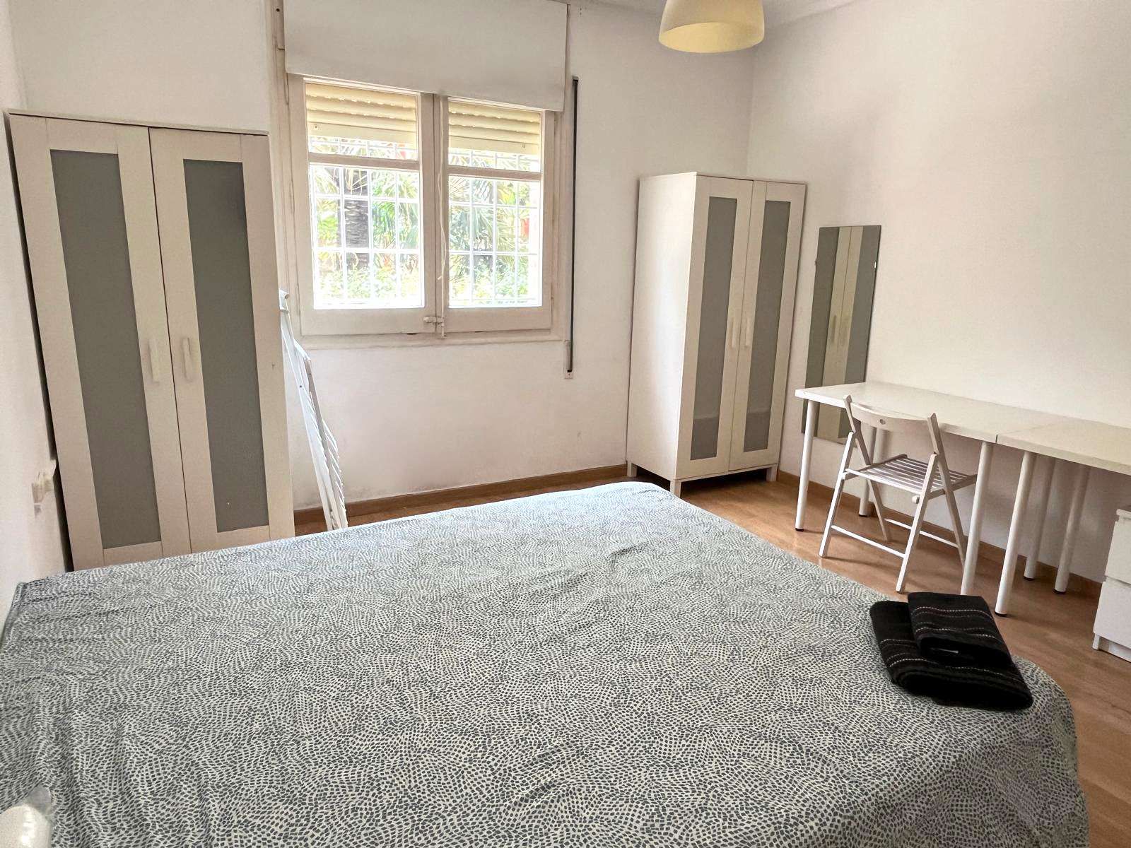 Bedroom of Flat to share in  Barcelona Capital  with Air Conditioner, Heating and Terrace