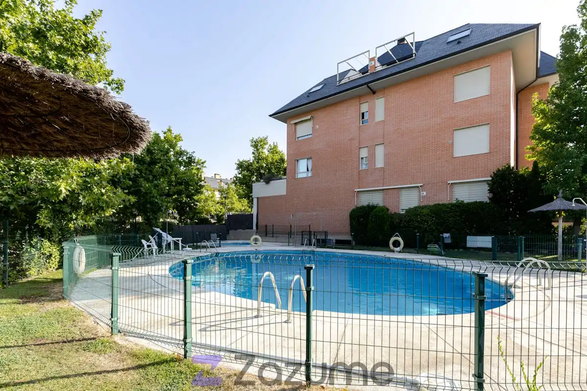 Swimming pool of Flat for rent in Pozuelo de Alarcón  with Air Conditioner, Heating and Parquet flooring