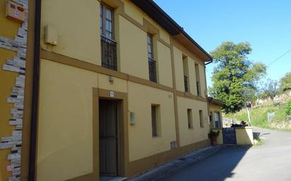 Vista exterior de Casa o xalet en venda en Oviedo  amb Calefacció, Jardí privat i Traster