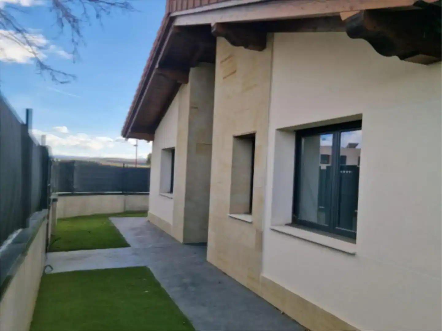 Vista exterior de Pis en venda en Haro amb Jardí privat
