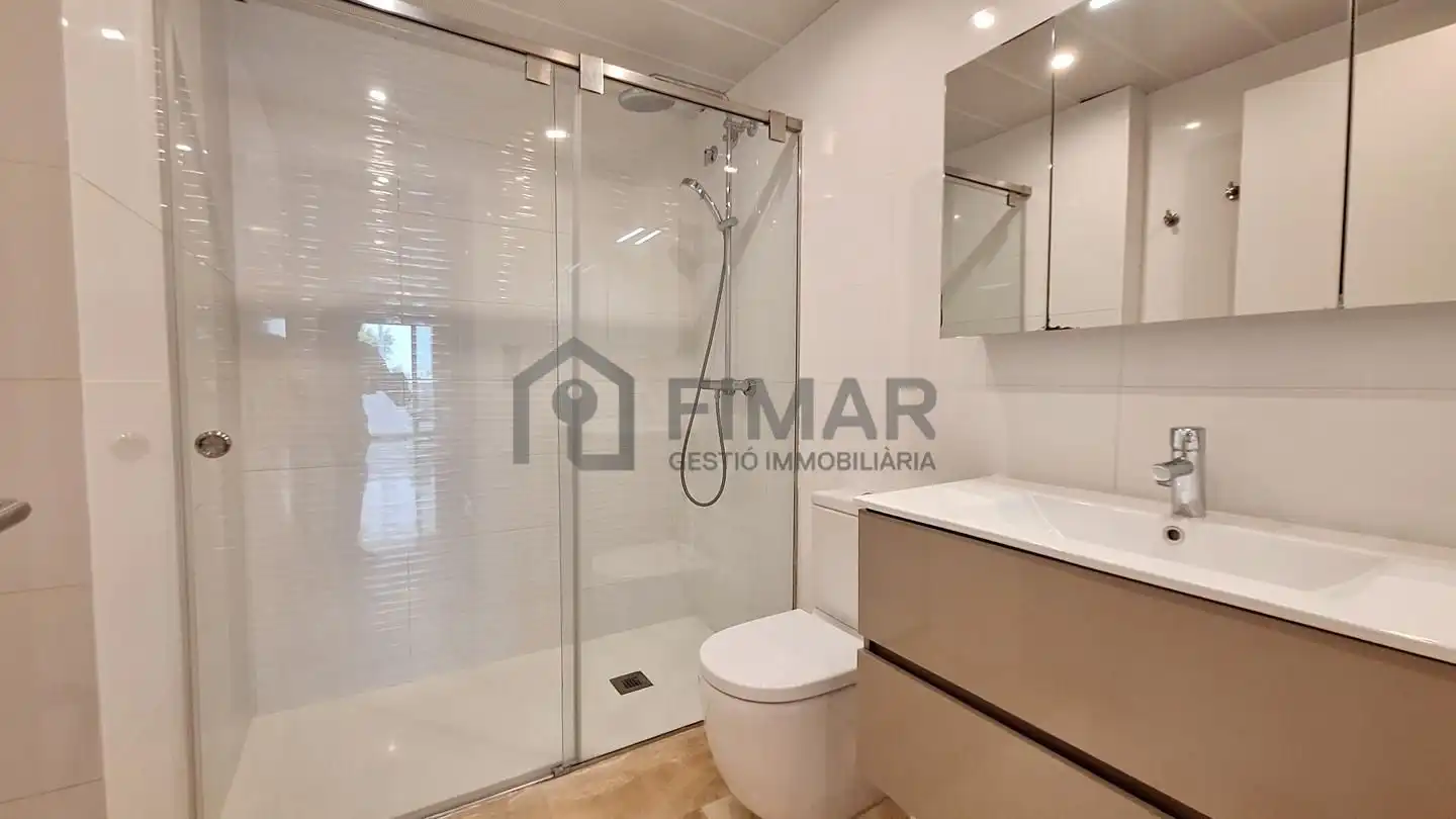 Badezimmer von Erdgeschoss zum Verkauf in Mataró mit Klimaanlage, Heizung und Terrasse