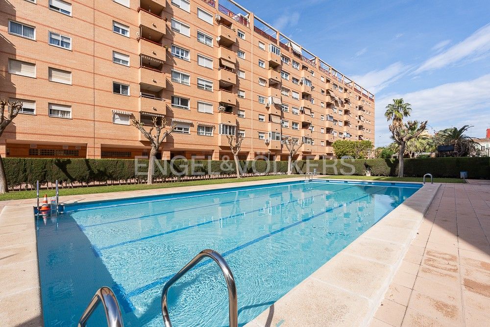 Swimming pool of Apartment to rent in  Valencia Capital  with Air Conditioner, Heating and Parquet flooring