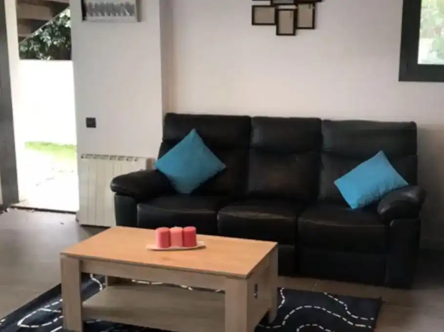 Sala d'estar de Estudi de lloguer en Castelldefels amb Jardí privat, Piscina i Moblat