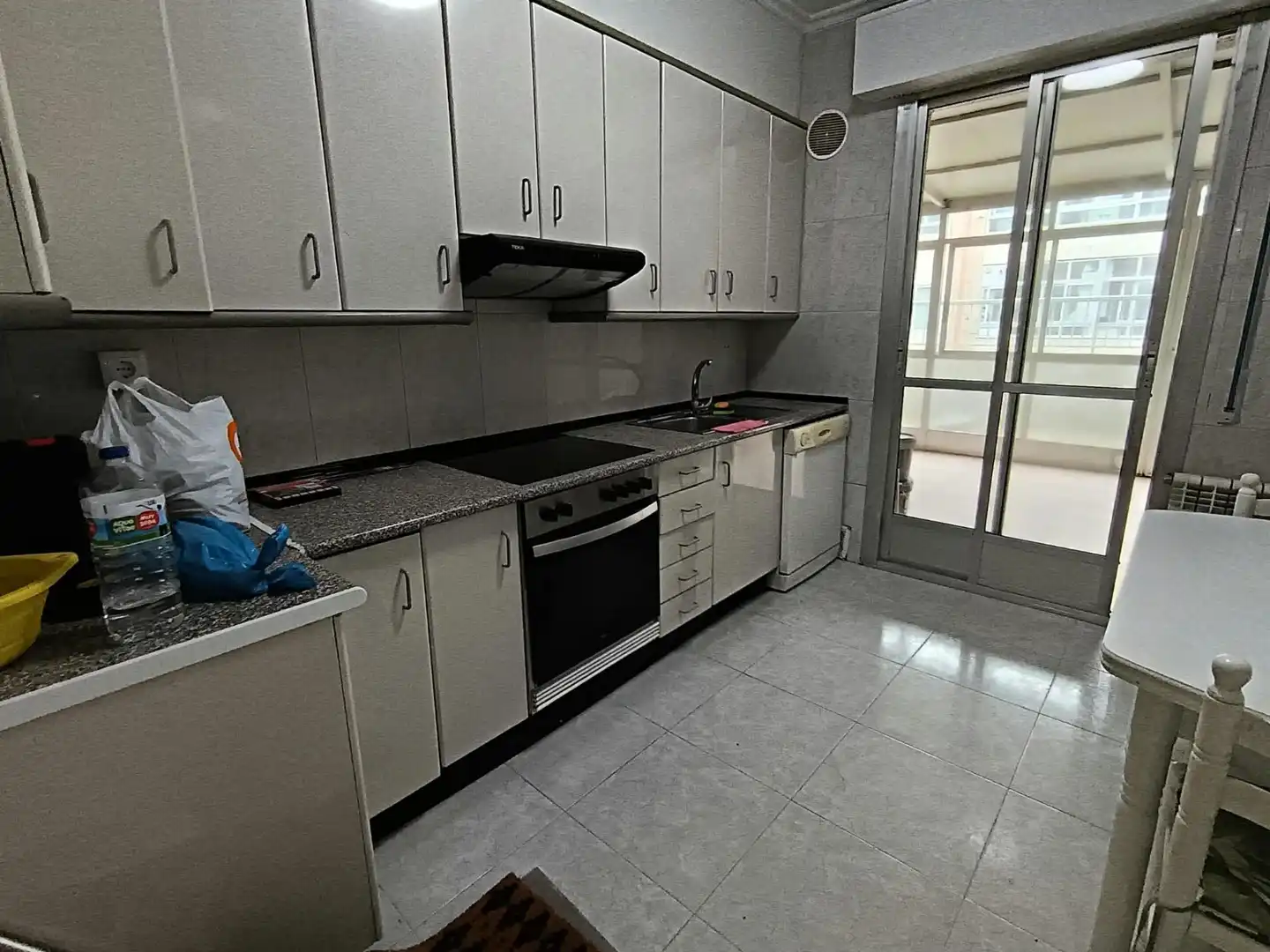 Cocina de Piso para compartir en Ourense Capital  con Calefacción, Terraza y Amueblado