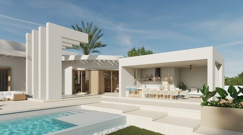 Ubicado en la exclusiva zona de Castillo de Montemar, este conjunto residencial ofrece tres viviendas independientes que destacan