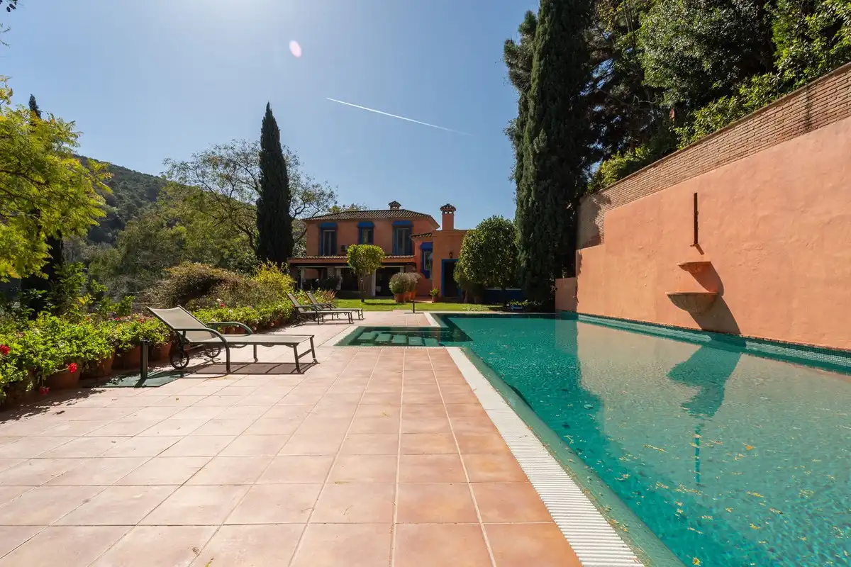 Piscina de Apartamento de alquiler en Benahavís con Aire acondicionado, Jardín privado y Terraza