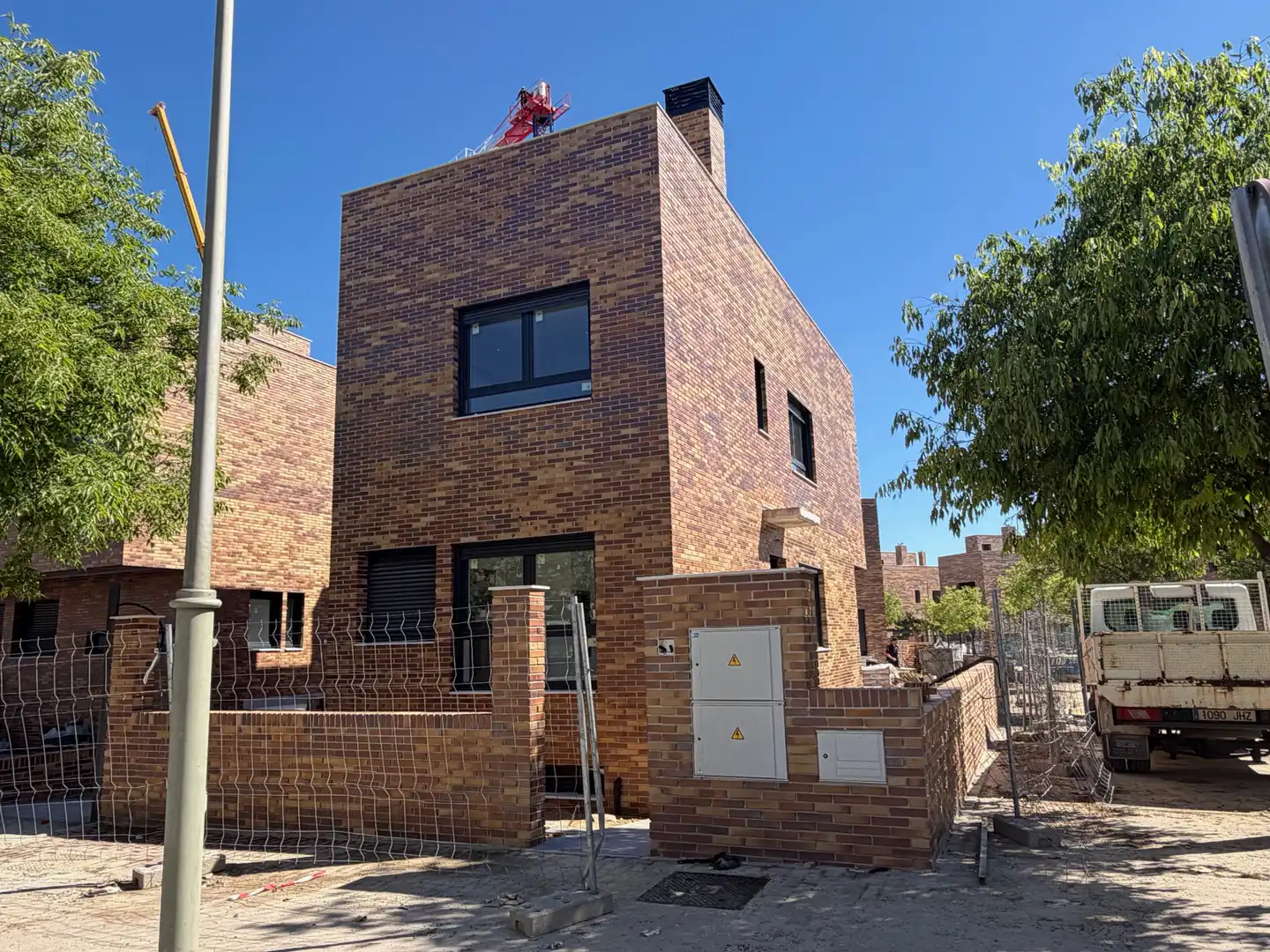 Vista exterior de Casa o xalet en venda en Móstoles amb Aire condicionat, Calefacció i Jardí privat