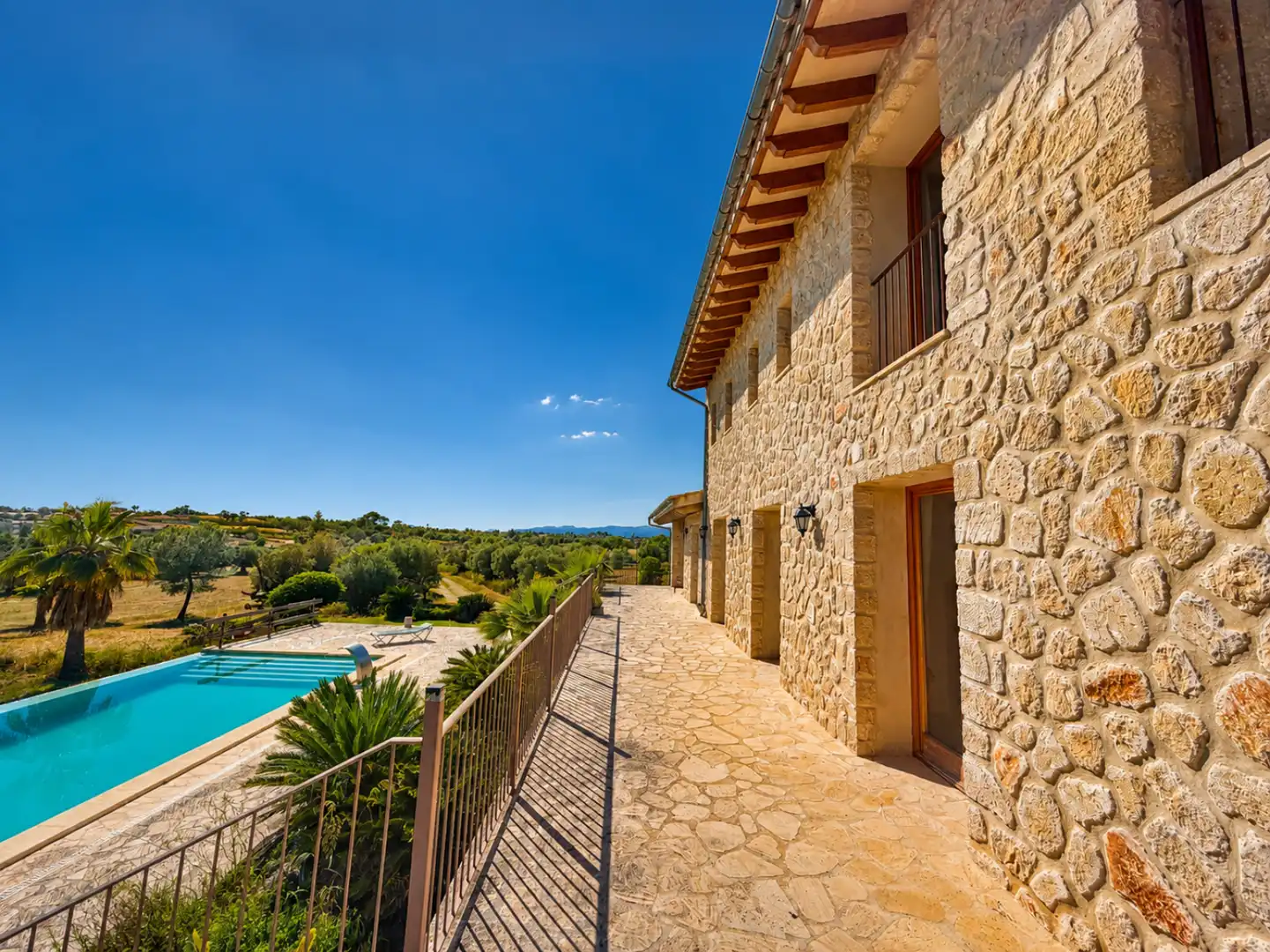 Vista exterior de Casa o xalet en venda en Lloret de Vistalegre amb Aire condicionat, Terrassa i Piscina