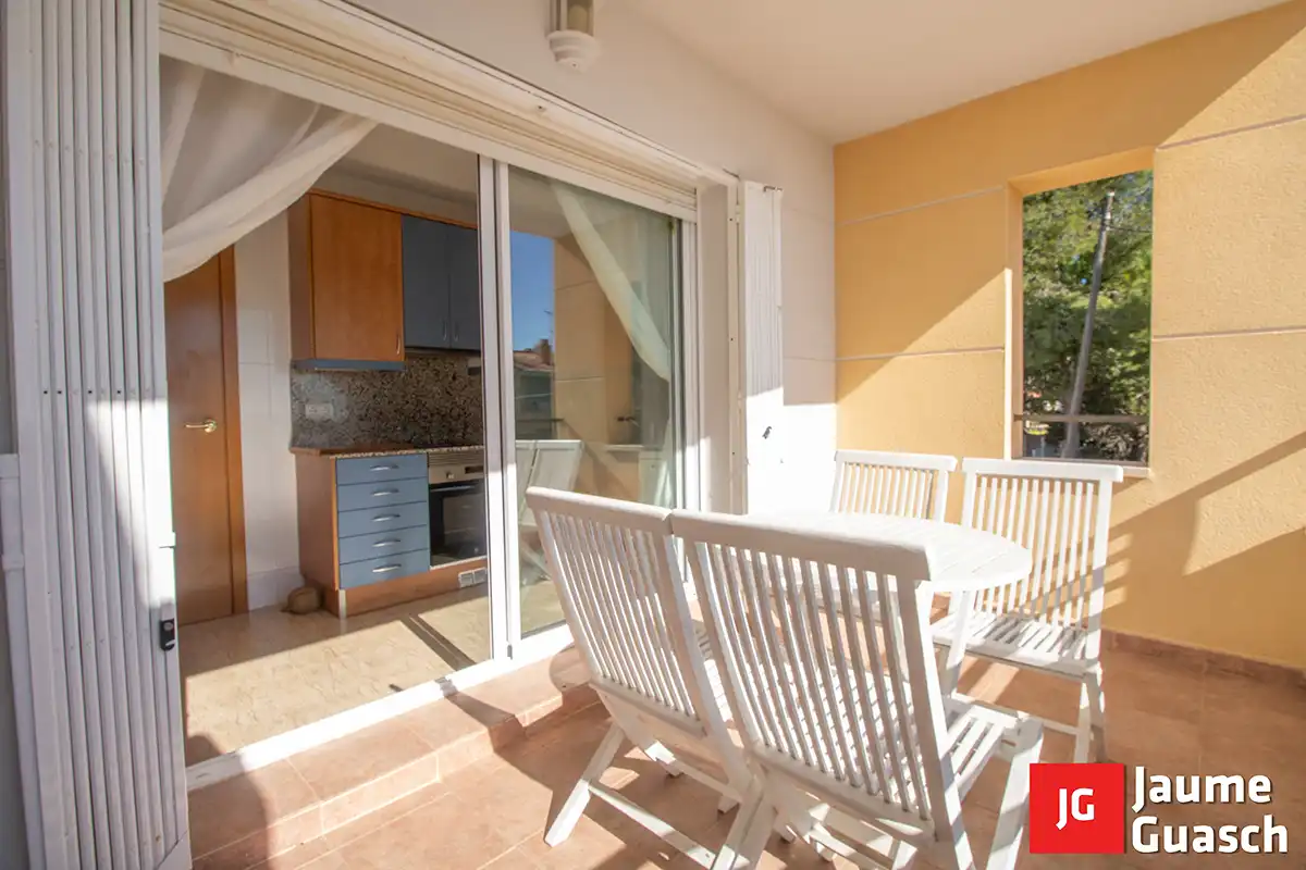 Terrasse von Einfamilien-Reihenhaus zum Verkauf in Torredembarra mit Klimaanlage, Heizung und Privatgarten