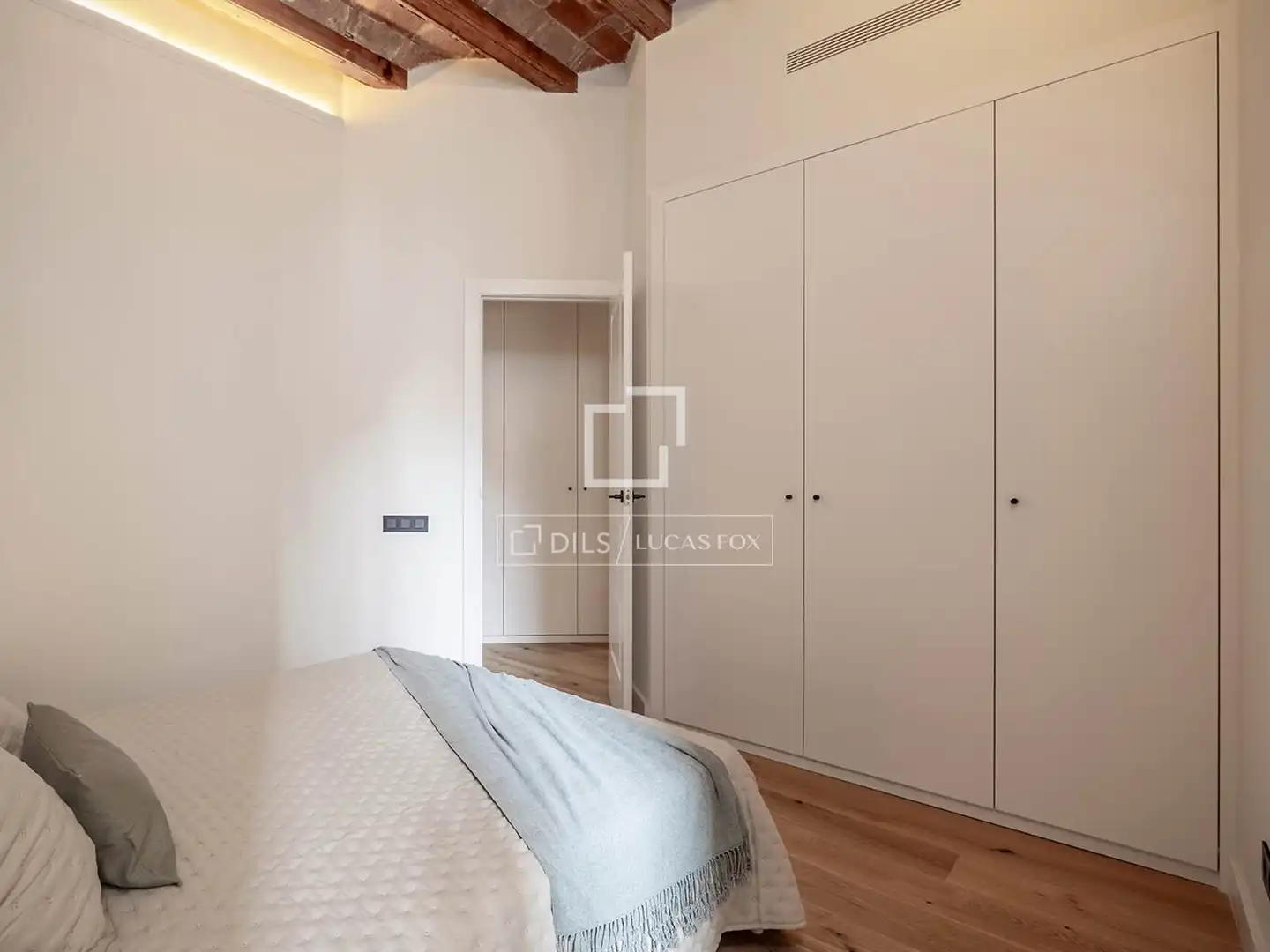 Schlafzimmer von Wohnung zum Verkauf in Barcelona mit Klimaanlage, Heizung und Balkon