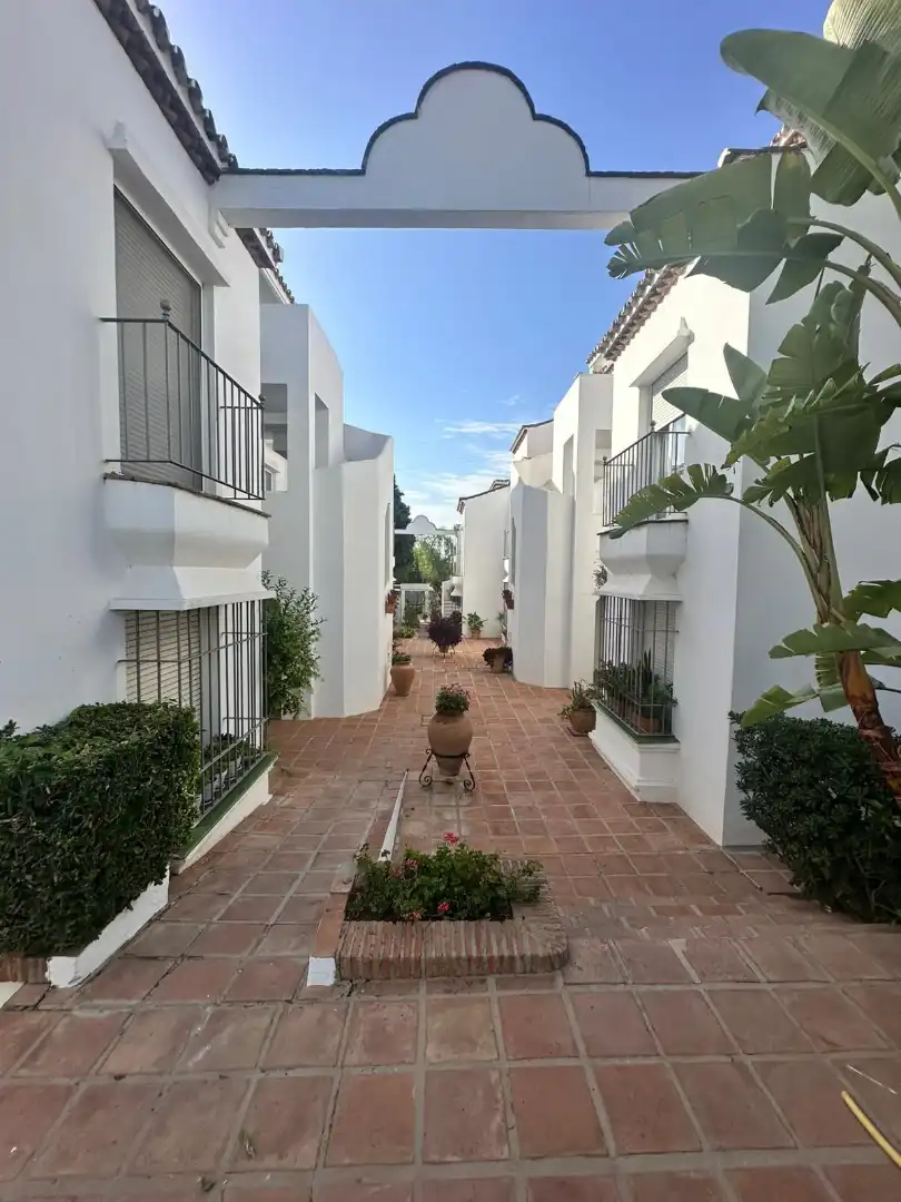 Vista exterior de Casa adosada en venda en Marbella amb Aire condicionat, Terrassa i Moblat