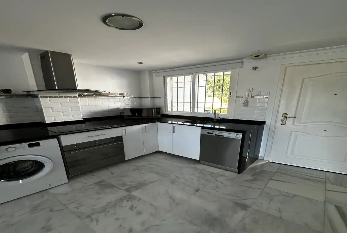Küche von Wohnungen zum Verkauf in Marbella mit Klimaanlage, Privatgarten und Terrasse