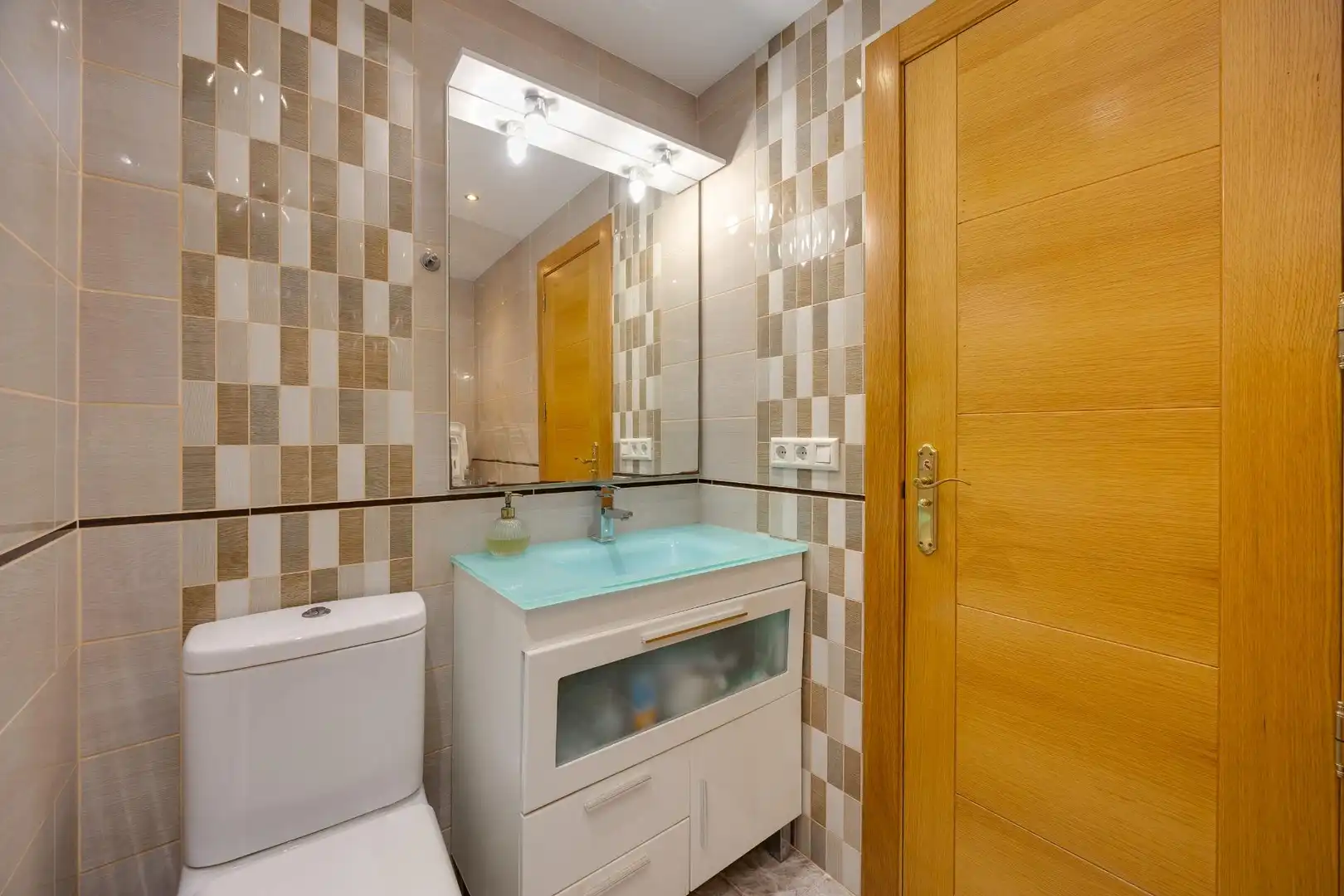 Bany de Apartament en venda en Torrevieja amb Aire condicionat, Terrassa i Moblat