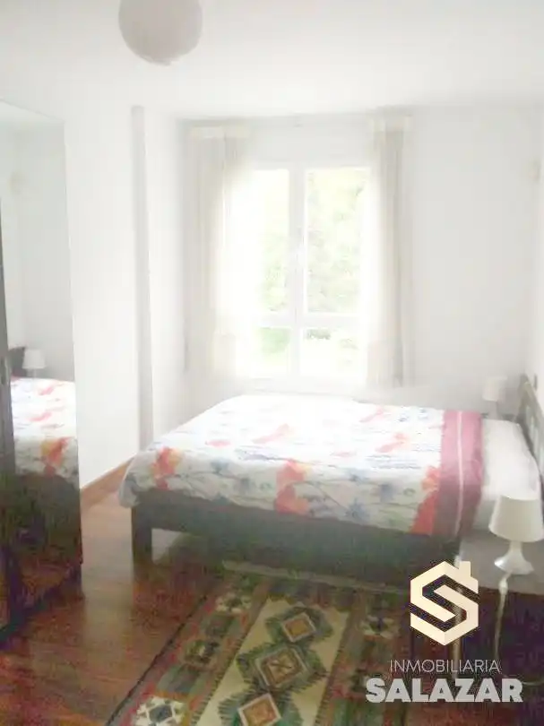 Schlafzimmer von Wohnung zur Miete in Bilbao  mit Heizung, Privatgarten und Balkon