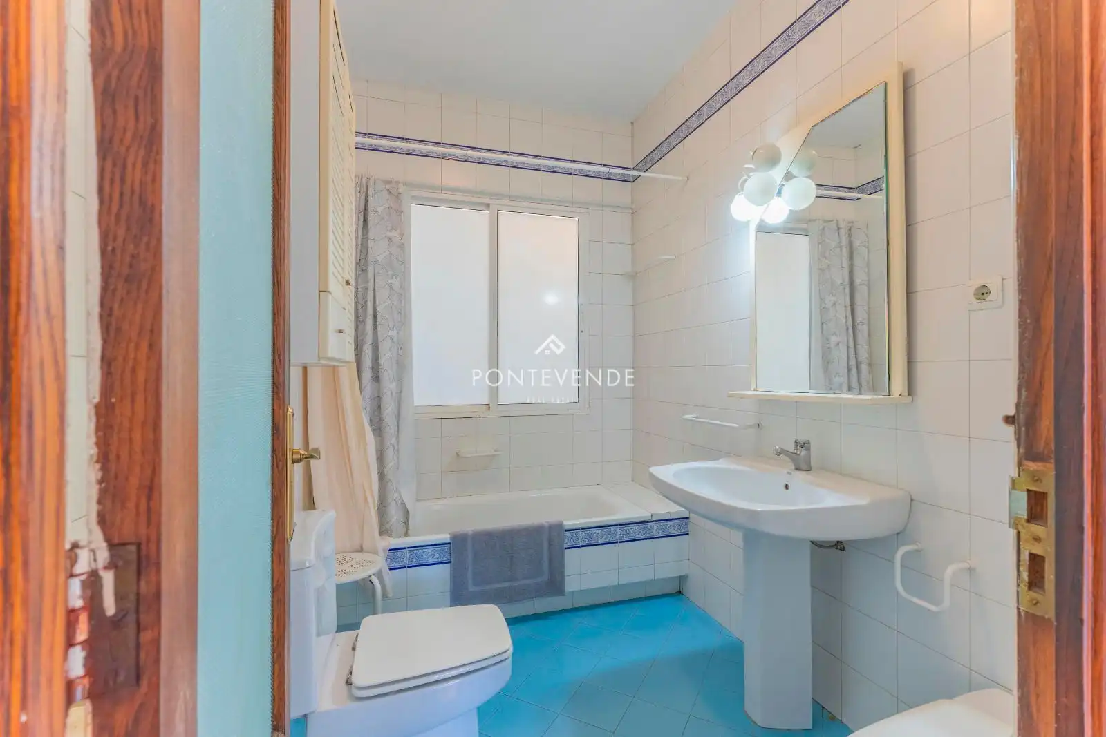 Bathroom of Flat for sale in Pontevedra Capital   with Heating, Terrace and Storage room