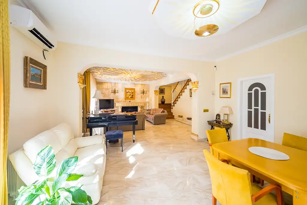 Sala de estar de Casa adosada en venta en Castell d'Aro, Platja d'Aro i s'Agaró con Aire acondicionado, Calefacción y Jardín privado